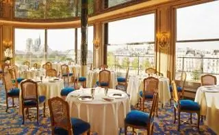 На изображении может находиться мебель стул домашний декор скатерть обеденный стол стол в помещении и в ресторане