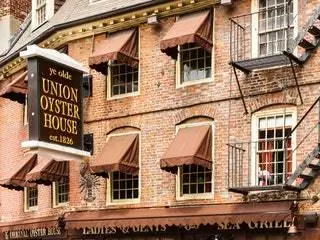 Это изображение может содержать домашний декор навеса с навесом и кирпич.