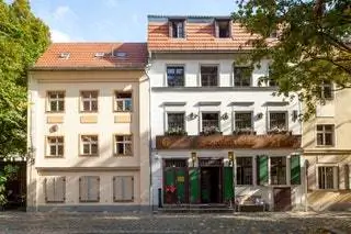 Это изображение может содержать дорожку, дорожку, крышу и окно.