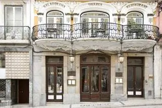 Изображение может содержать дверь