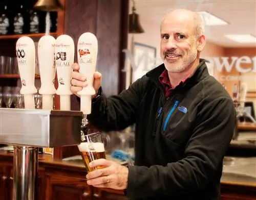 На изображении может находиться Человек Паб Барная стойка Стекло Напиток Пиво Алкоголь и напитки