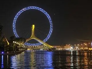 На изображении может находиться парк развлечений и колесо обозрения