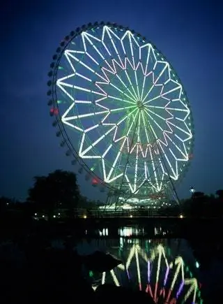 Это изображение может содержать колесо обозрения и парк развлечений.