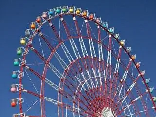 На изображении может находиться колесо обозрения и парк развлечений