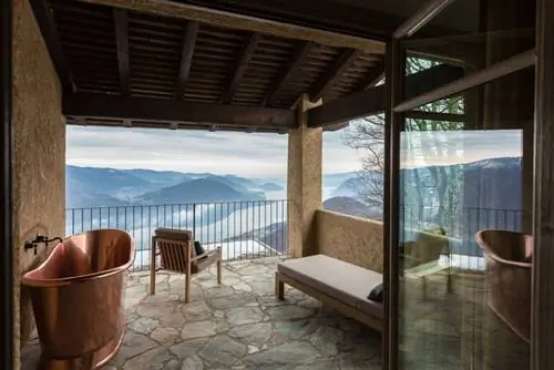 На изображении может находиться: патио, пол и крыльцо