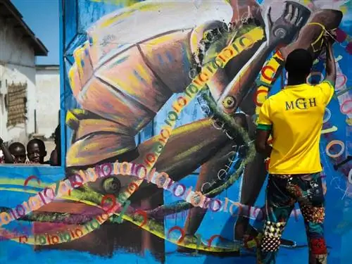 На изображении может находиться человек, одежда, одежда и предметы искусства.