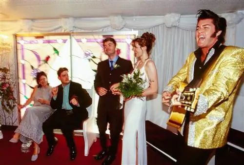 Имитатор Элвиса на свадьбе в Маленькой Белой Часовне