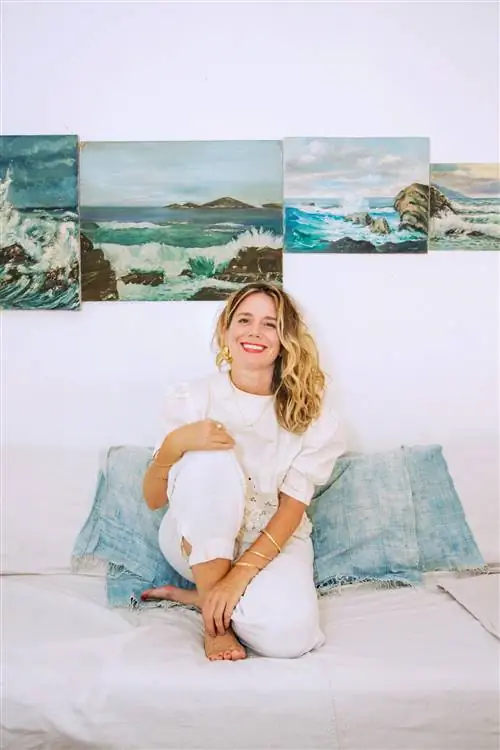 Это изображение может содержать Подушка Подушка Человек Домашний декор Холст Одежда Одежда Художественная мебель и кровать