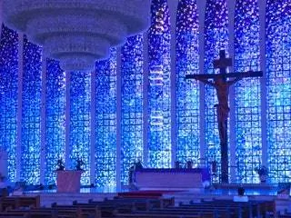 На изображении может находиться архитектура здание крест символ церковь алтарь и освещение