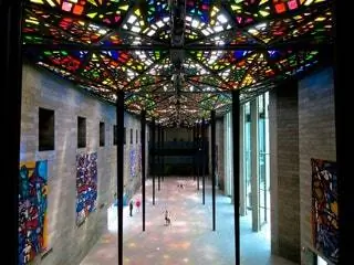 На изображении может находиться художественный коридор, пол, человек, освещение, художественная галерея и пол