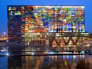 Это изображение может содержать офисное здание, здание, освещение, город, город, мегаполис, городской и светлый район.