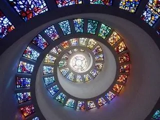 Изображение может содержать архитектурное искусство здания и витражи