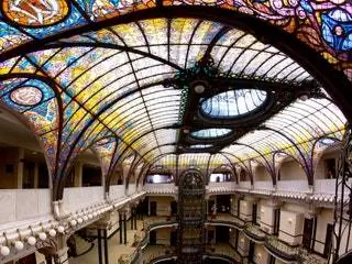 Это изображение может содержать напольное покрытие, человек, пол, перила, перила, освещение, коридор, архитектура и здание.