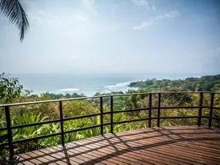 Это изображение может содержать перила, перила, перила, здание, мост и балкон.