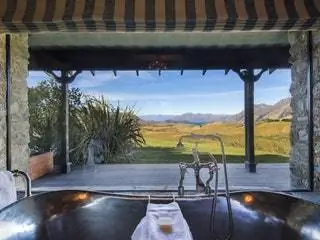 Изображение может содержать крыльцо патио и перголу