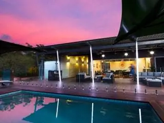 На изображении может находиться бассейн, вода, патио, крыльцо, здание бассейна и отель.