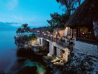 На изображении может находиться здание на улице человек вода и пейзаж природа природа