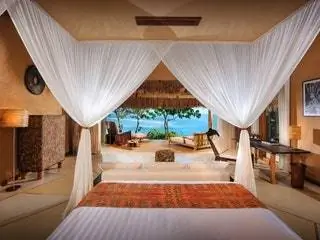 На этом изображении может находиться гостиничное здание, курорт, деревянный пол, мебель и твердая древесина.