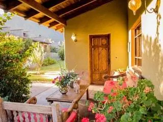 На изображении может находиться мебель стул здание ЖКХ отель в помещении и дизайн интерьера