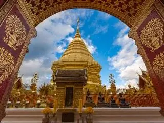 На изображении может находиться здание архитектура храм поклонение святыне человек и человек