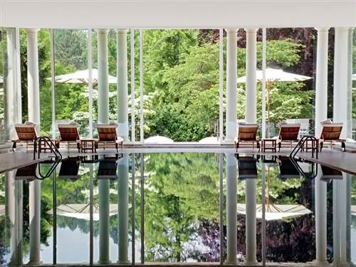 Это изображение может содержать крыльцо, мебель, стул, здание, патио и беседку.