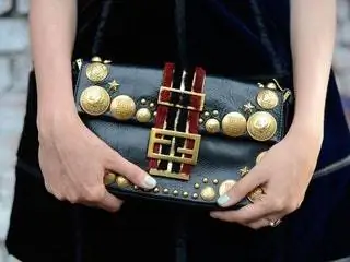 Это изображение может содержать палец и пряжку человека.