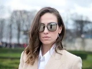 Это изображение может содержать солнцезащитные очки человека, аксессуары, аксессуары, одежду, одежду, рукав, очки и женский пол.