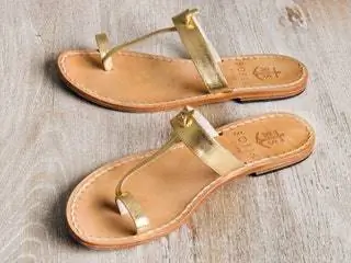 На изображении может находиться одежда обувь сандалии и одежда