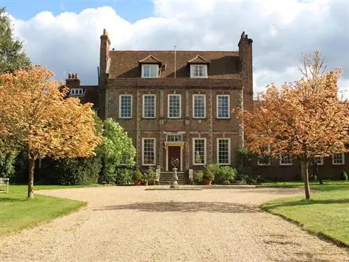 Это изображение может содержать траву, растение, кампус, дерево, жилье и здание.