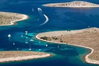 На изображении может находиться на улице Природа Земля Вода Океан Море Береговая линия Транспорт Лодка Лагуна и озеро