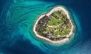 Накладная воздушная панорама необитаемого острова в парке Бриони Хорватия