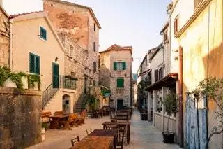 На изображении может находиться Home Decor City Urban Road Town Street Building Restaurant Wood Cafe Furniture and Chair
