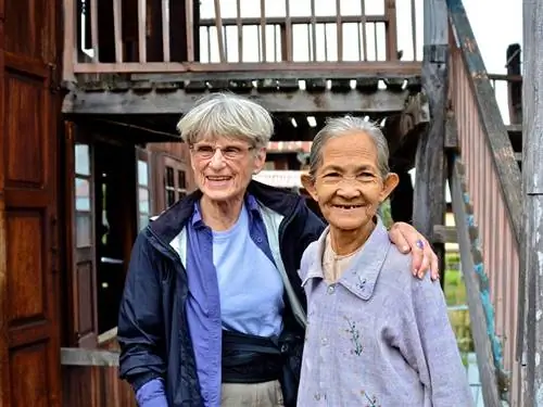 Это изображение может содержать куртку, пальто, одежду, одежду, человека, человека, рукав, перила, перила, домашний декор и дерево.