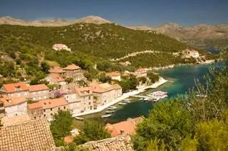 На изображении может находиться на улице пейзаж природа мыс крыша вода и земля