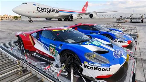 Как американская гоночная команда доставила 2 машины и 13 тонн оборудования во Францию для участия в Ле-Мане
