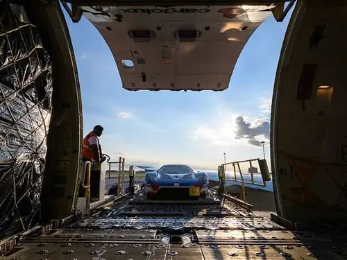 На изображении может находиться человек транспортное средство и поезд