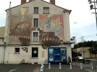 На изображении может находиться человек стена животное птица художественная роспись асфальт и асфальт