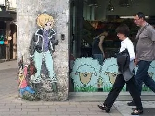 Это изображение может содержать Человек Одежда Одежда Обувь Обувь Дорожка Тротуар Тротуар Тротуар и Стена