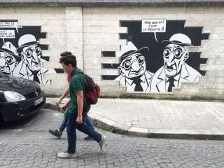 На изображении может находиться обувь обувь одежда одежда человек дорожка дорожка стена транспорт и транспортное средство