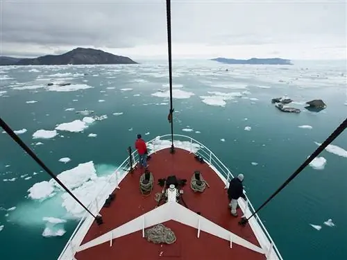 На изображении может находиться транспорт Транспортное средство Водный транспорт Судно Человек На улице Природа Лед Лодка Корабль и снег
