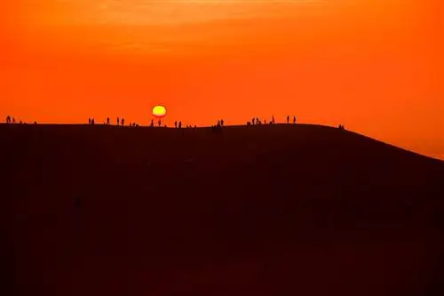 На изображении может находиться почва природа на улице песок пустыня дюна человек и человек