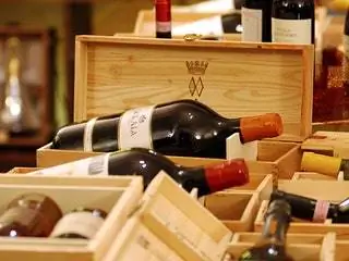 На изображении может находиться напиток вино алкоголь бутылка напитка бутылка вина сушилка прибор фен и фен