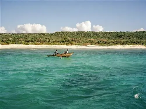 На изображении может находиться человек на улице природа наземный транспорт транспорт лодка гребная лодка океан море и вода