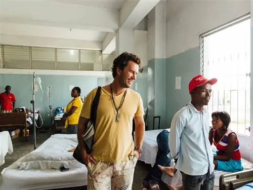 На изображении может находиться: человек, человек, одежда, одежда, брюки и клиника