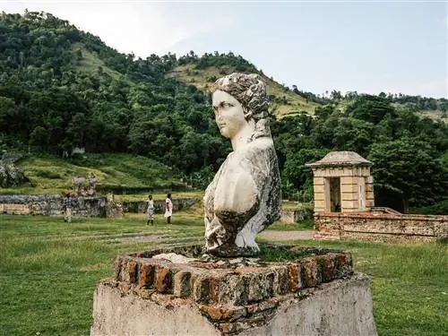 Изображение может содержать человека и археологию