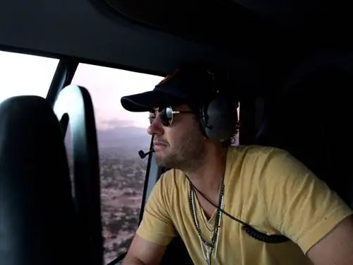 На изображении может находиться: человек, человек, солнцезащитные очки, аксессуары, аксессуар, одежда и одежда