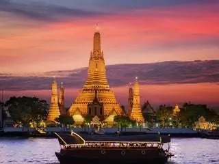 На изображении может находиться Лодка Транспорт Транспортное средство Судно Судно Архитектура Башня Шпиль Шпиль и здание