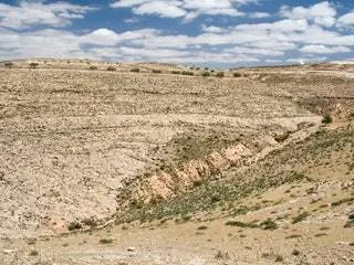 На изображении может находиться земля Природа на улице Гравийная дорога Грунтовая дорога Земля Плато Почва и склон