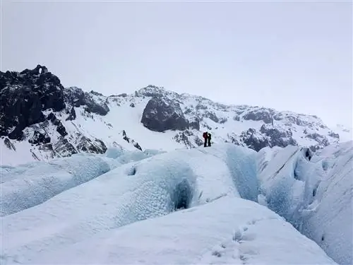 На изображении может находиться гора на улице природа лед ледник снег человек человек приключения и активный отдых