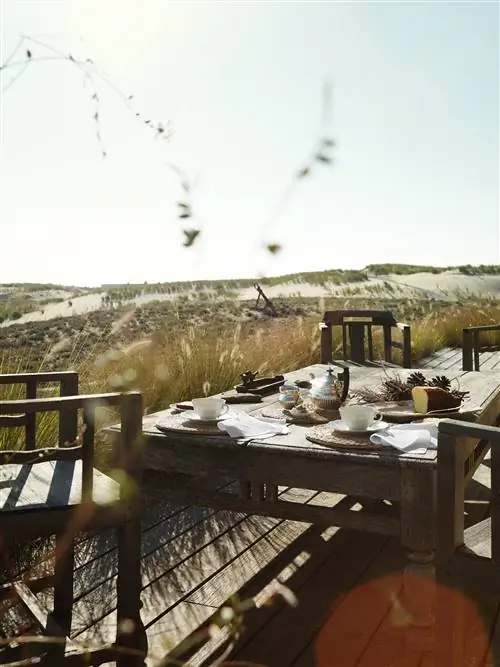 На изображении может находиться мебель стол обеденный стол дерево фанера столешница и стул